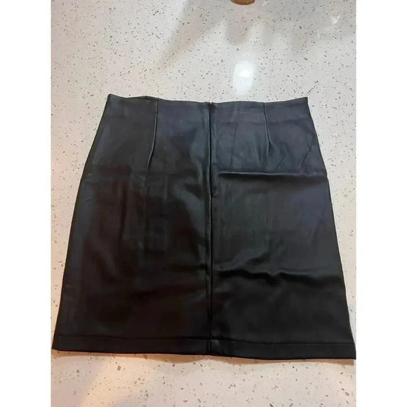 Pleather skirt with o ring detail xl - Picture 3 of 5